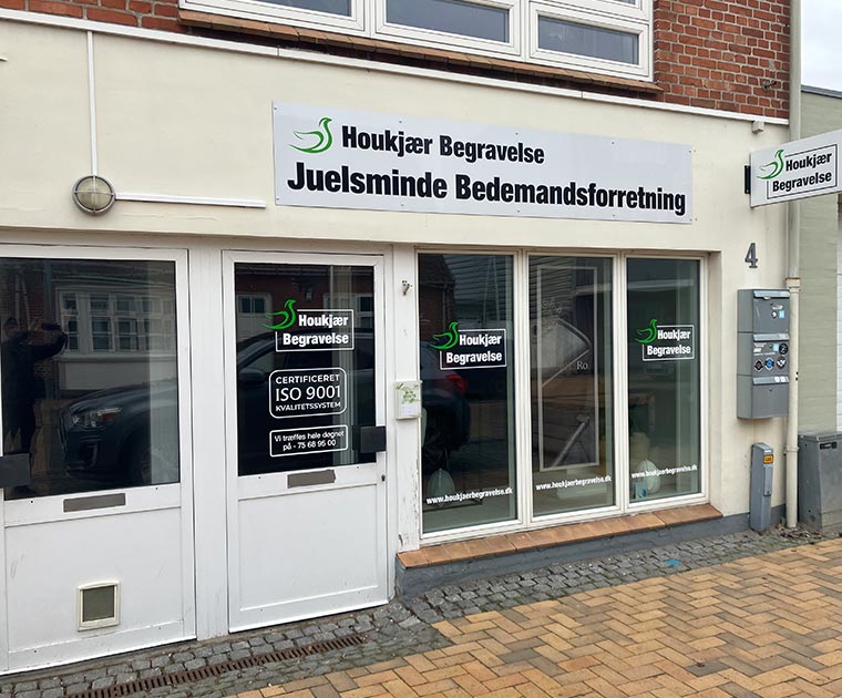 Juelsminde Bedemandsforretning - Kirsten og Elo Andersens eftf. - Houkjær Begravelse, bedemand i Vejle