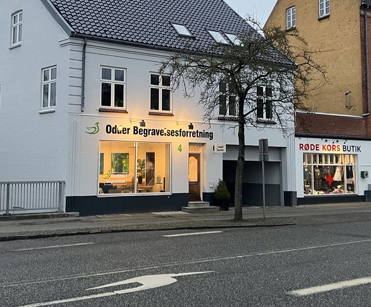 Odder Begravelsesforretning - Ole Møller Rasmussens eftf.- Houkjær Begravelse, bedemand i Odder