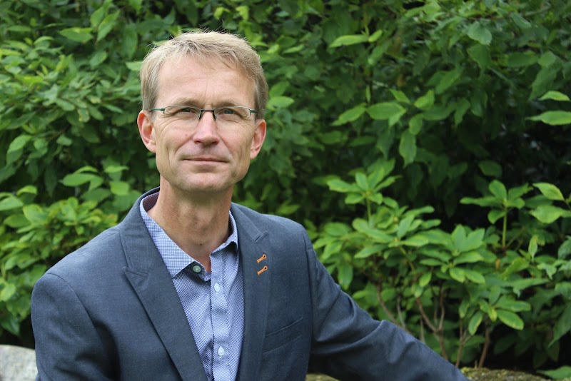 Vissenbjerg & Aarup Begravelsesforretning. v. Lars Rossander, bedemand i Vissenbjerg